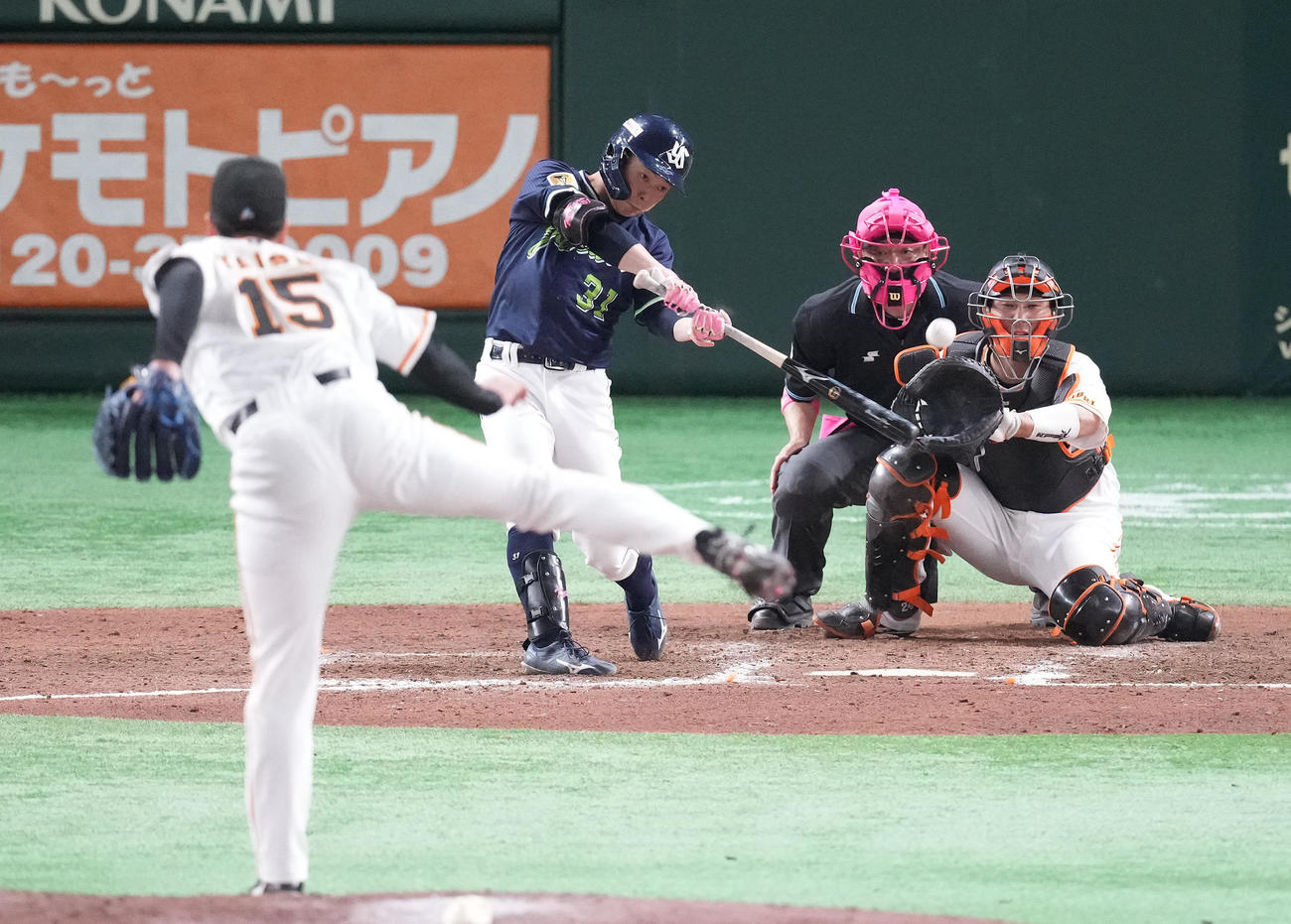 巨人対ヤクルト　9回表ヤクルト1死一、二塁、左2点適時二塁打を放つ山崎。投手大勢（撮影・鈴木みどり）