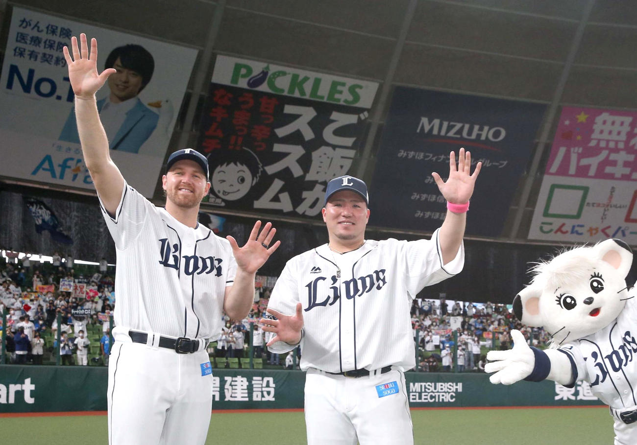 試合後、「どすこいポーズ」のエンス（左）と山川（撮影・黒川智章）