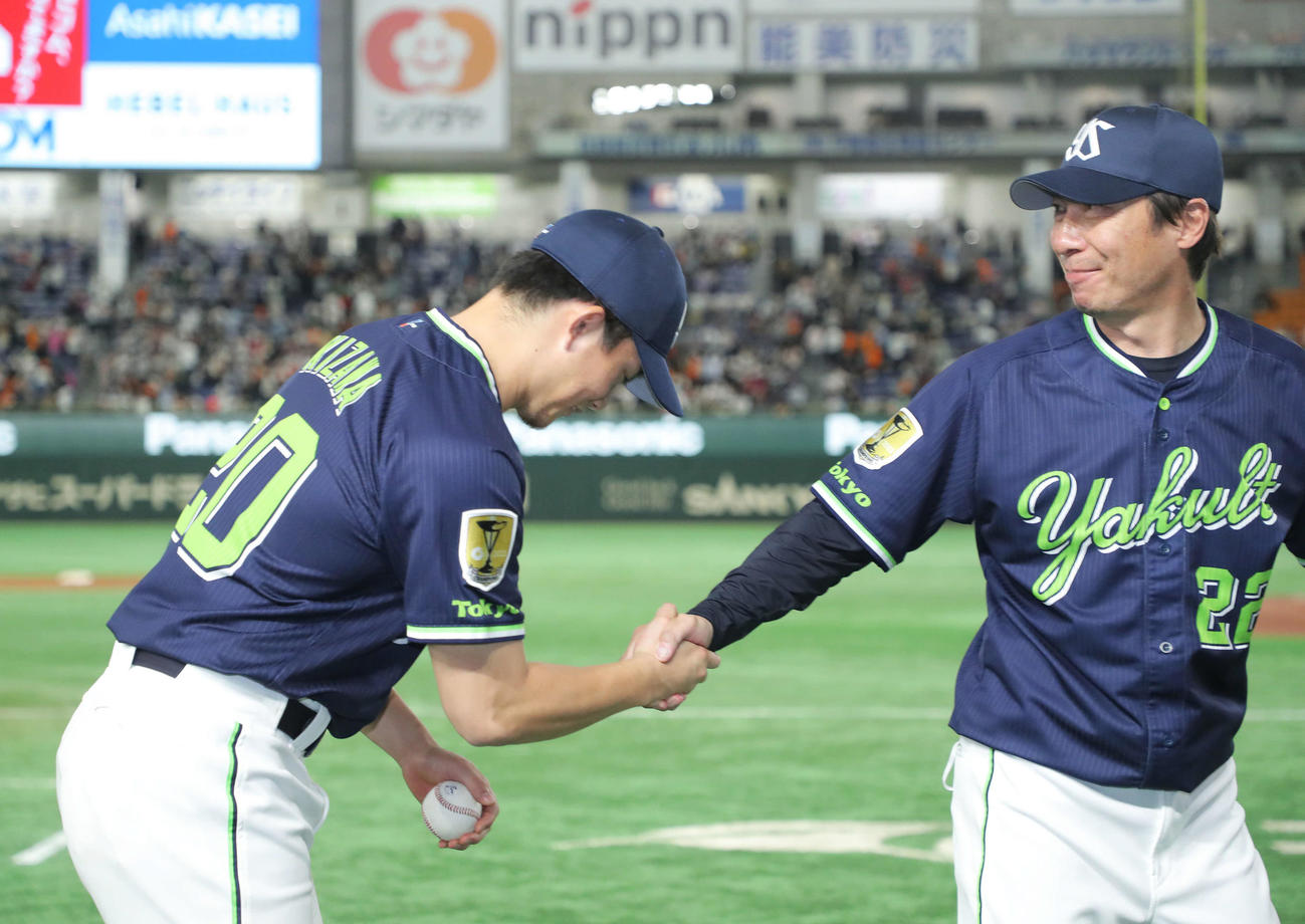 巨人対ヤクルト　巨人に勝利しプロ初勝利を挙げ、高津監督（右）と握手を交わすヤクルト木沢（撮影・河田真司）
