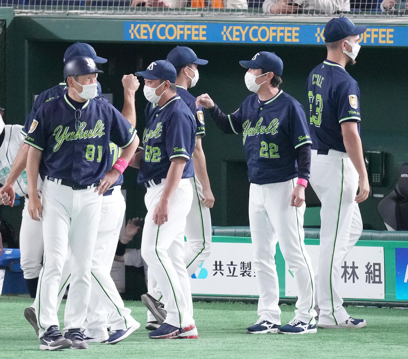 巨人対ヤクルト　プロ初勝利の木沢（中央奥）を迎えるヤクルト高津監督（撮影・鈴木みどり）