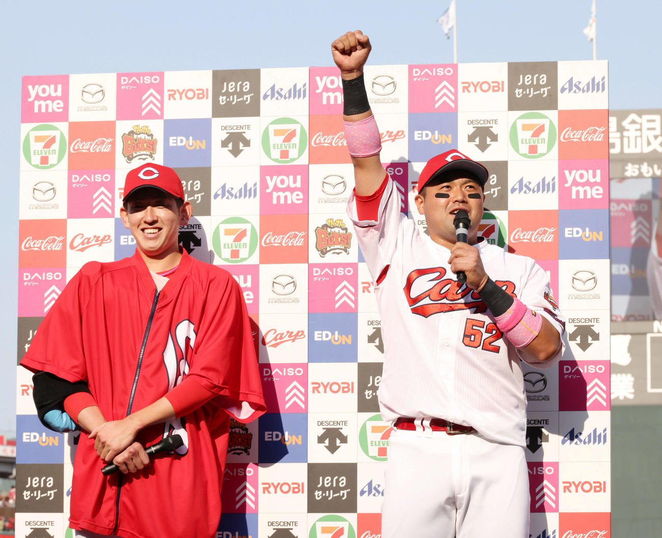 広島対DeNA　お立ち台で松山のせりふをパクる末包。左は遠藤（撮影・加藤孝規）