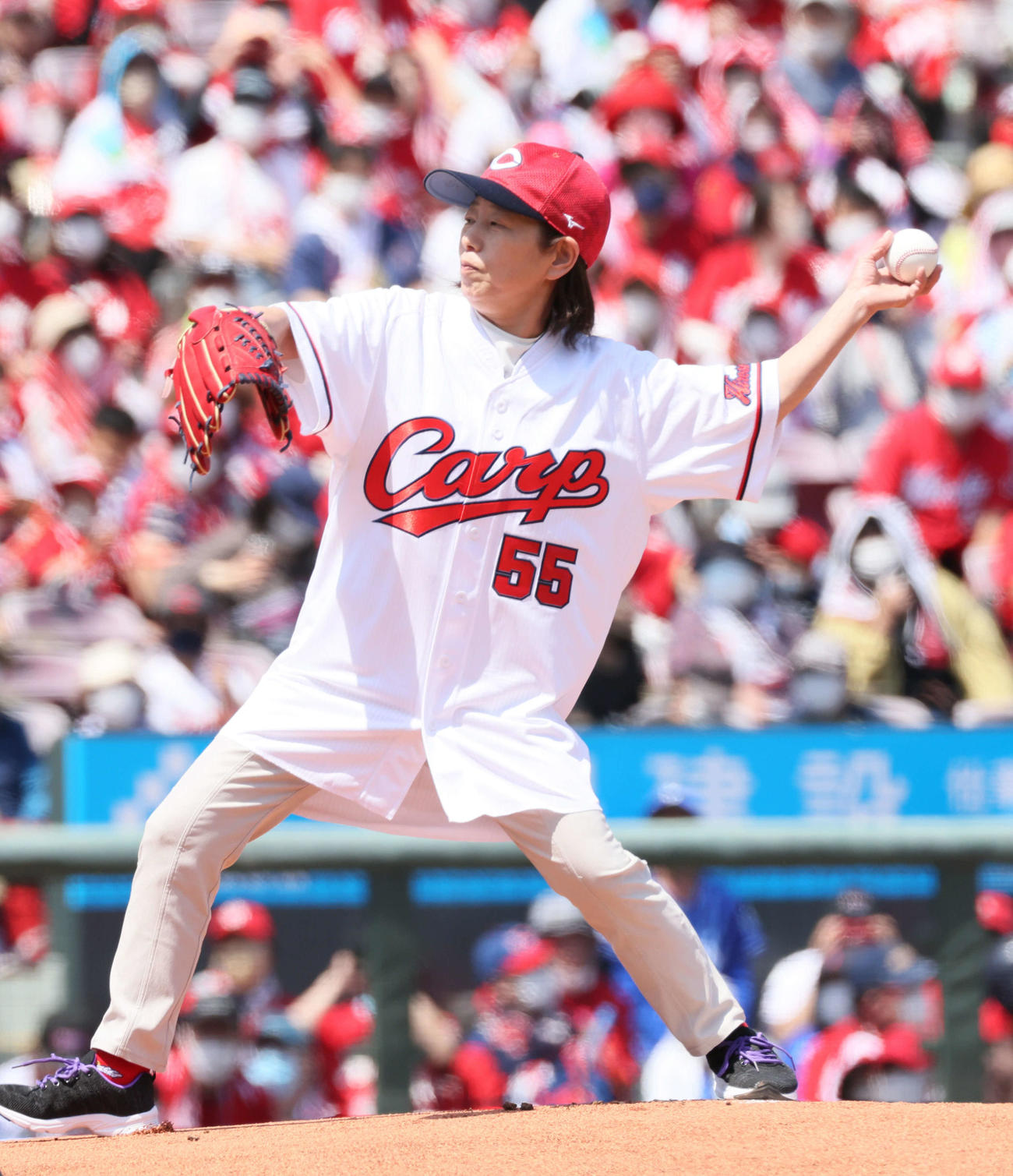 広島対DeNA　始球式で投げる松山竜平の母、ルリ子さん（撮影・加藤孝規）