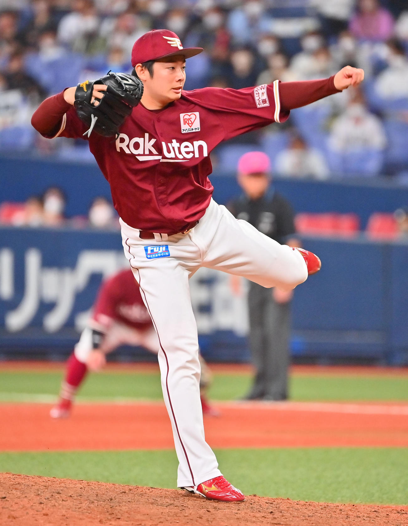 オリックス対楽天　10セーブ目をマークした楽天松井裕（撮影・和賀正仁）