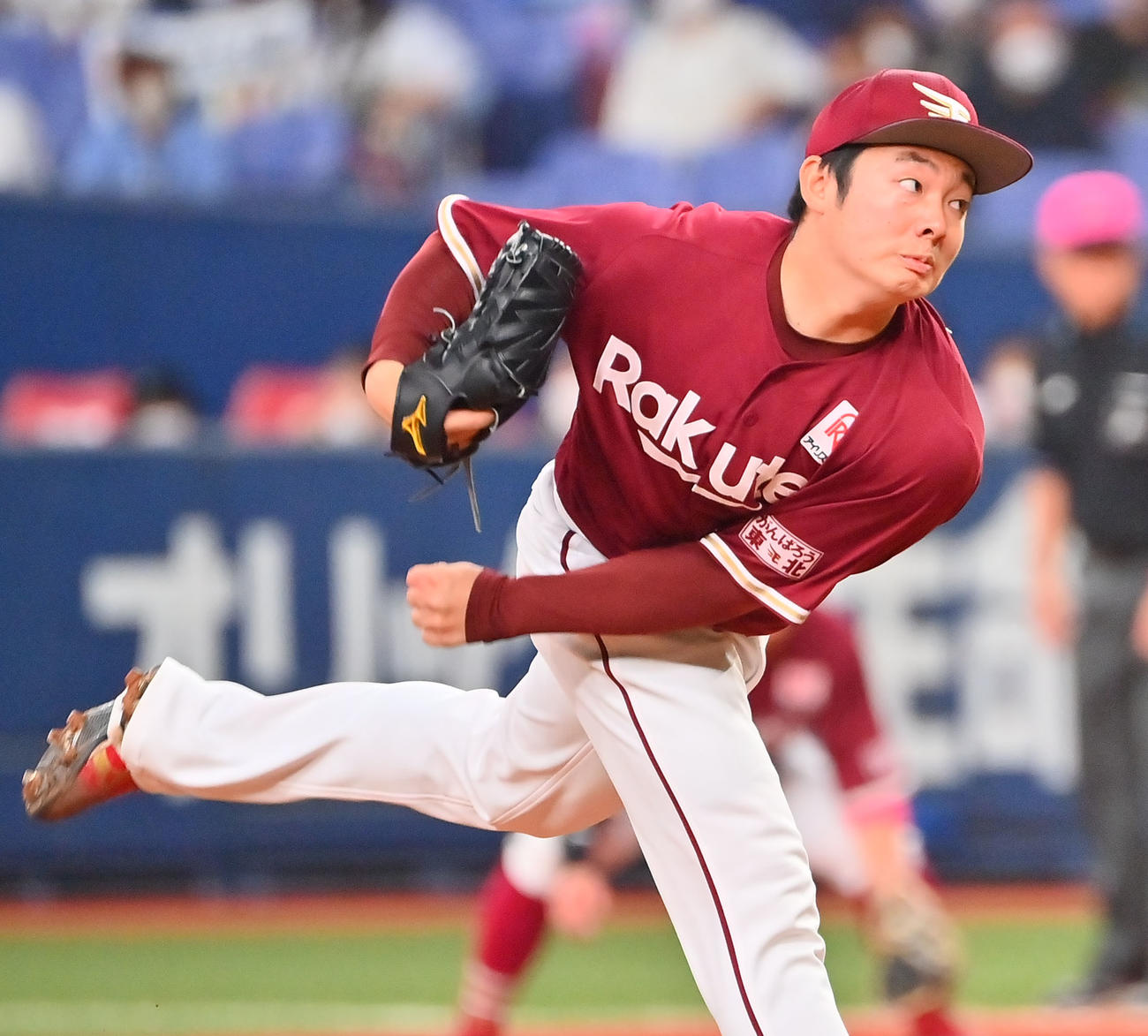 オリックス対楽天　最後を締めた楽天松井裕（撮影・和賀正仁）
