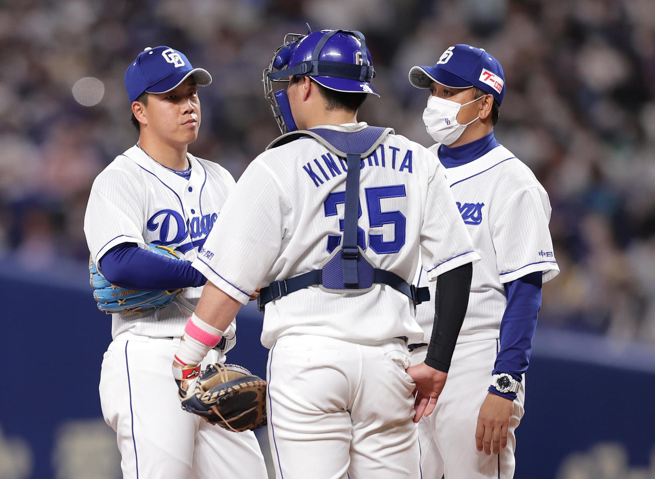 中日対阪神　7回表阪神無死一塁、大山に同点2点本塁打を浴びマウンドに集まる、左から柳、木下、落合ヘッドコーチ（撮影・前田充）