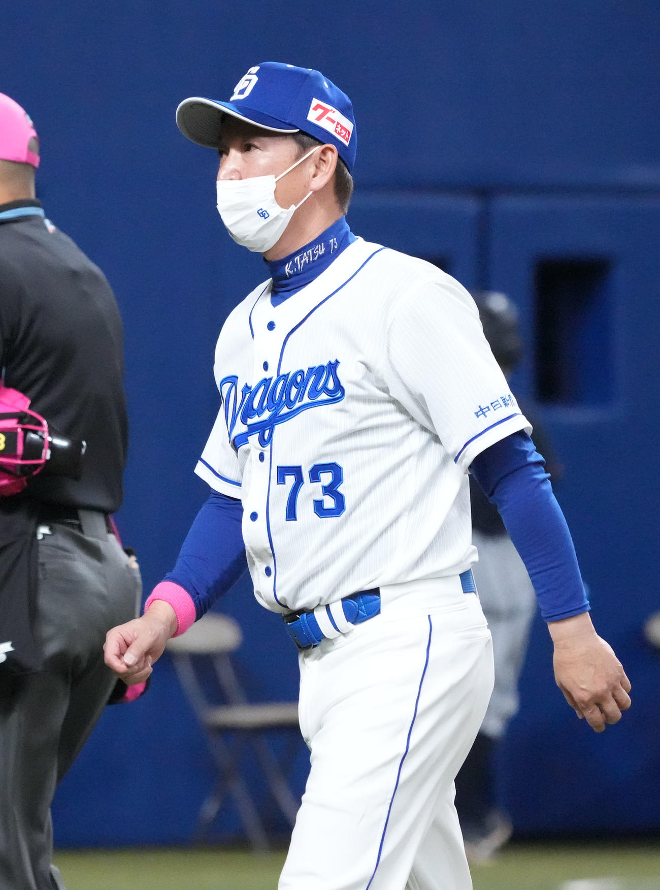 中日対阪神　7回終了、選手交代を告げる立浪監督（撮影・森本幸一）