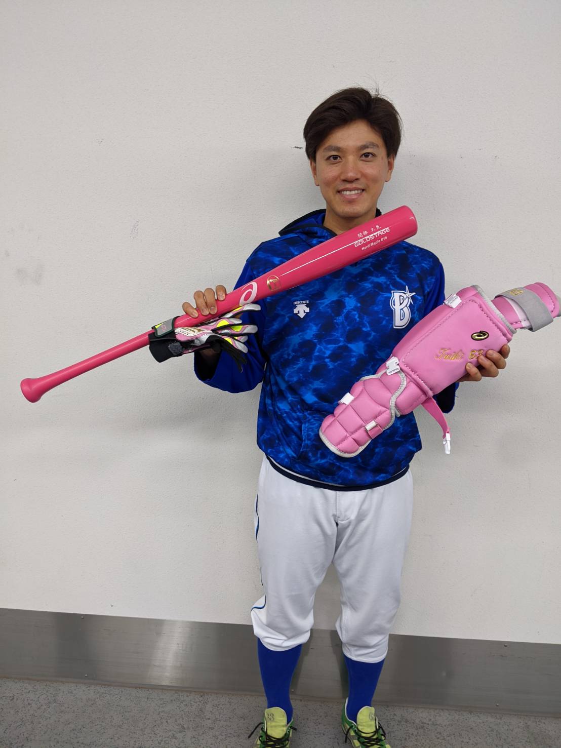母の日で使用したピンク色の野球道具を手に笑顔のDeNA関根（球団提供）