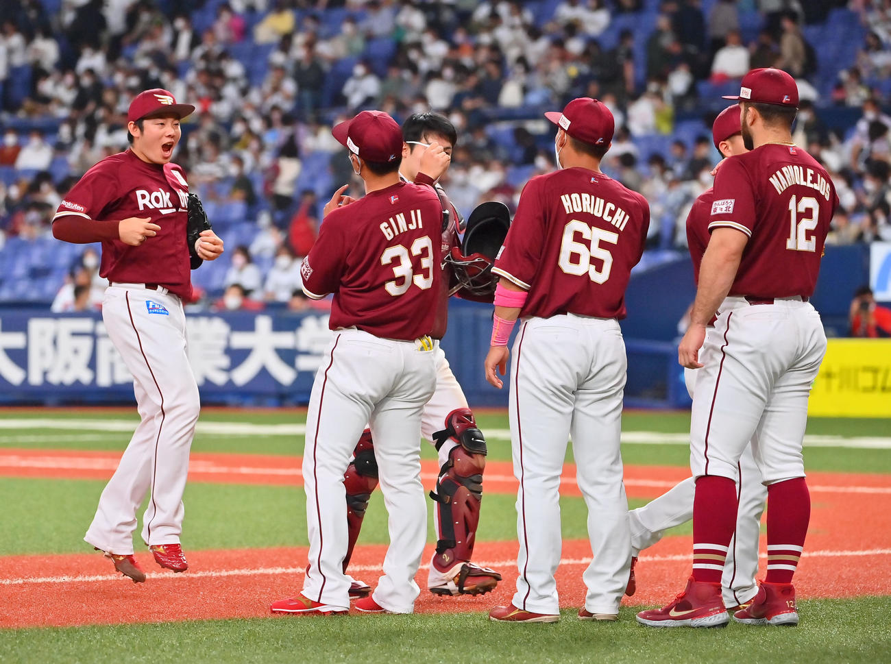 オリックス対楽天　最後を締めた楽天松井裕（左）はナインとジャンプしながらタッチを交わす（撮影・和賀正仁）
