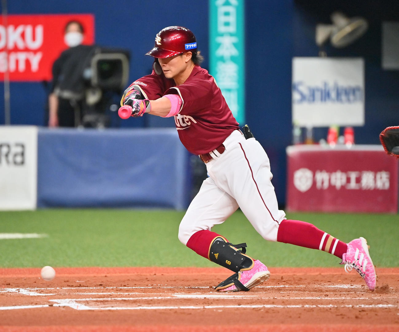 オリックス対楽天　7回表無死一塁、バント安打を決める西川（撮影・和賀正仁）