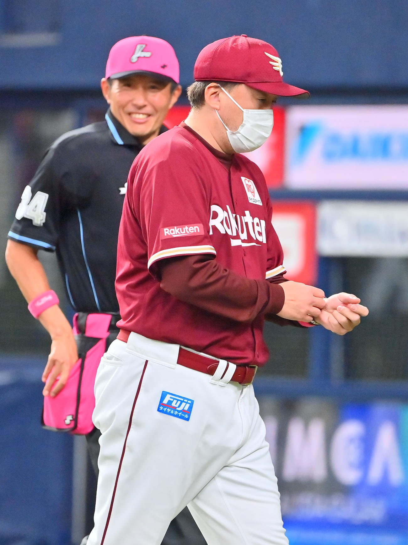オリックス対楽天　8回裏、投手の交代を告げる楽天石井監督（撮影・和賀正仁）