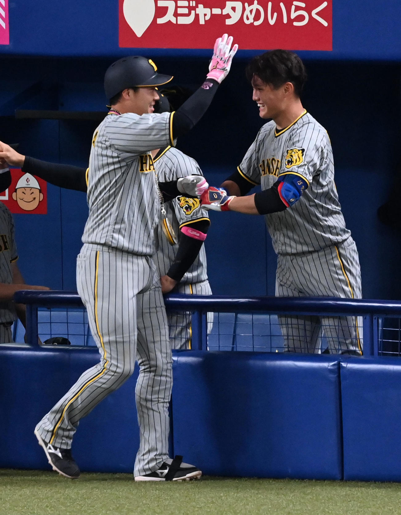 中日対阪神　7回表阪神無死一塁、大山（左）は左中間に同点本塁打を放ち西純の祝福を受ける（撮影・前岡正明）