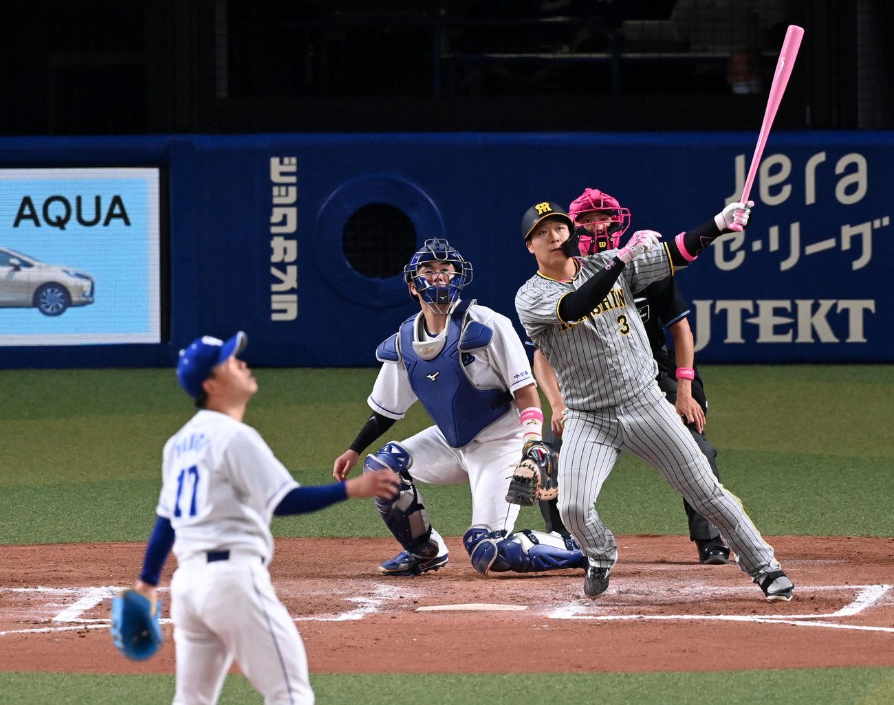 中日対阪神　7回表阪神無死一塁、左中間に同点本塁打を放つ大山。投手柳（撮影・前岡正明）