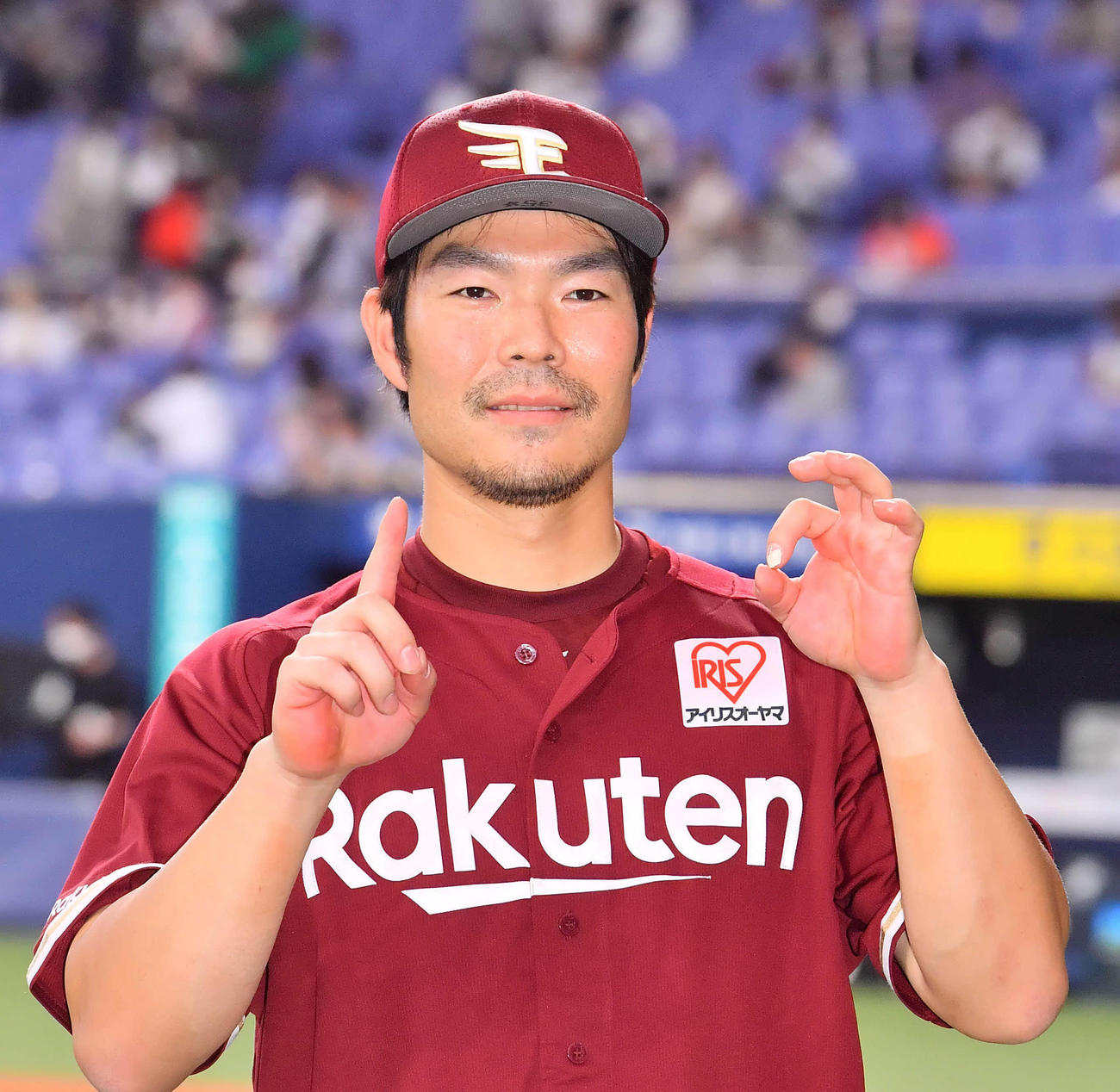 オリックス対楽天　10連勝にポーズを決める楽天島内（撮影・和賀正仁）