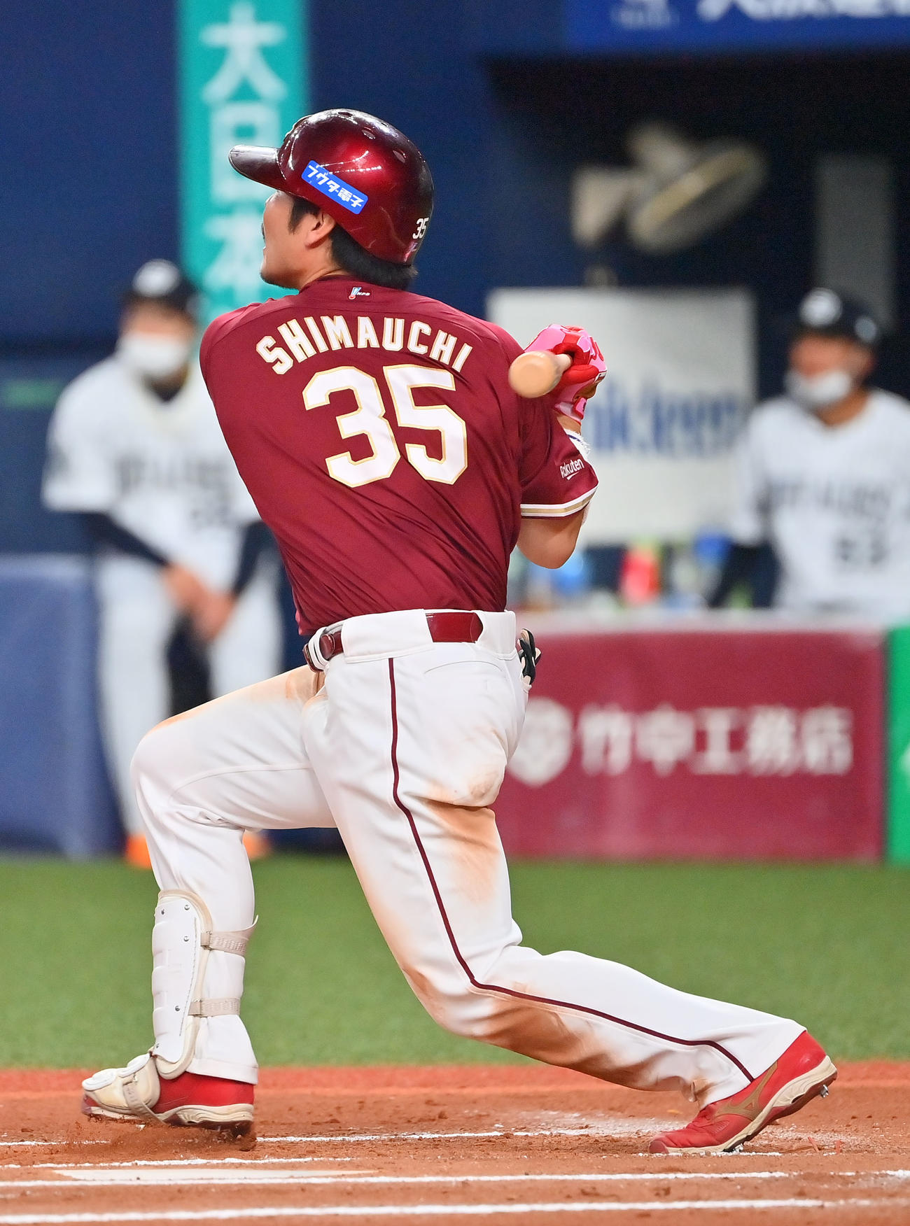 オリックス対楽天　10回表楽天2死、右越えに勝ち越し本塁打を放つ島内（撮影・和賀正仁）