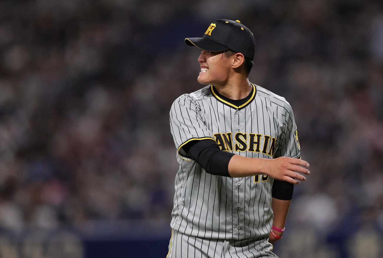 中日対阪神　5回裏を投げ終え、悔しそうな表情を見せながらベンチへ戻る阪神西純（撮影・前田充）