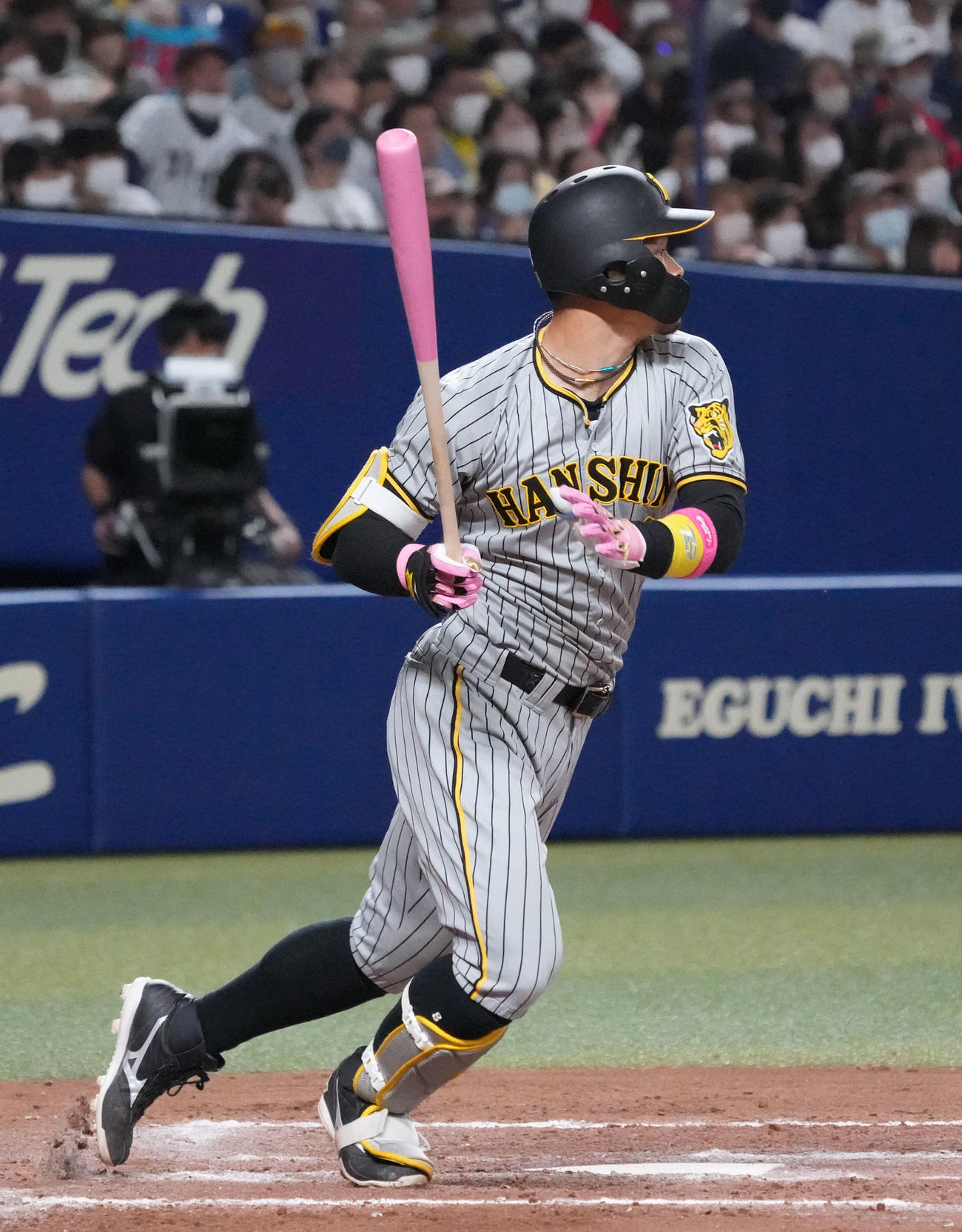 中日対阪神　8回表阪神1死二塁、中前安打を放つ佐藤輝（撮影・森本幸一）