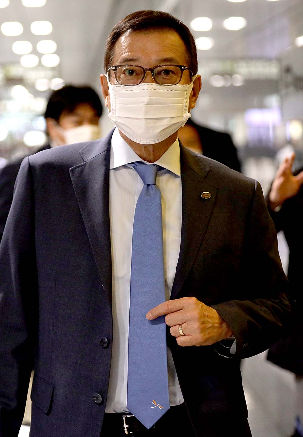 自ら発案した新商品「トンボネクタイ（ネイビー）」を着用する巨人原辰徳監督(球団提供)