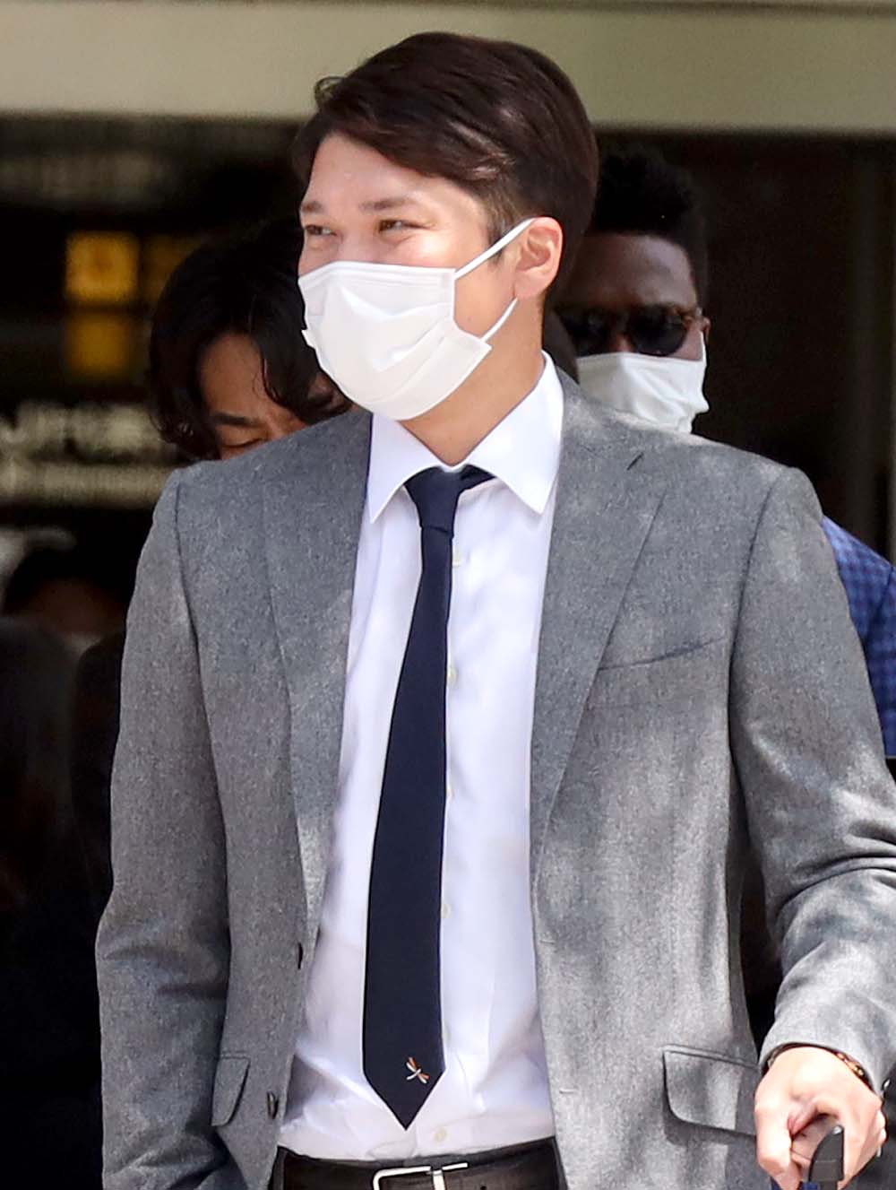 巨人の原辰徳監督発案の新商品「トンボネクタイ」を着用する坂本勇人(球団提供)