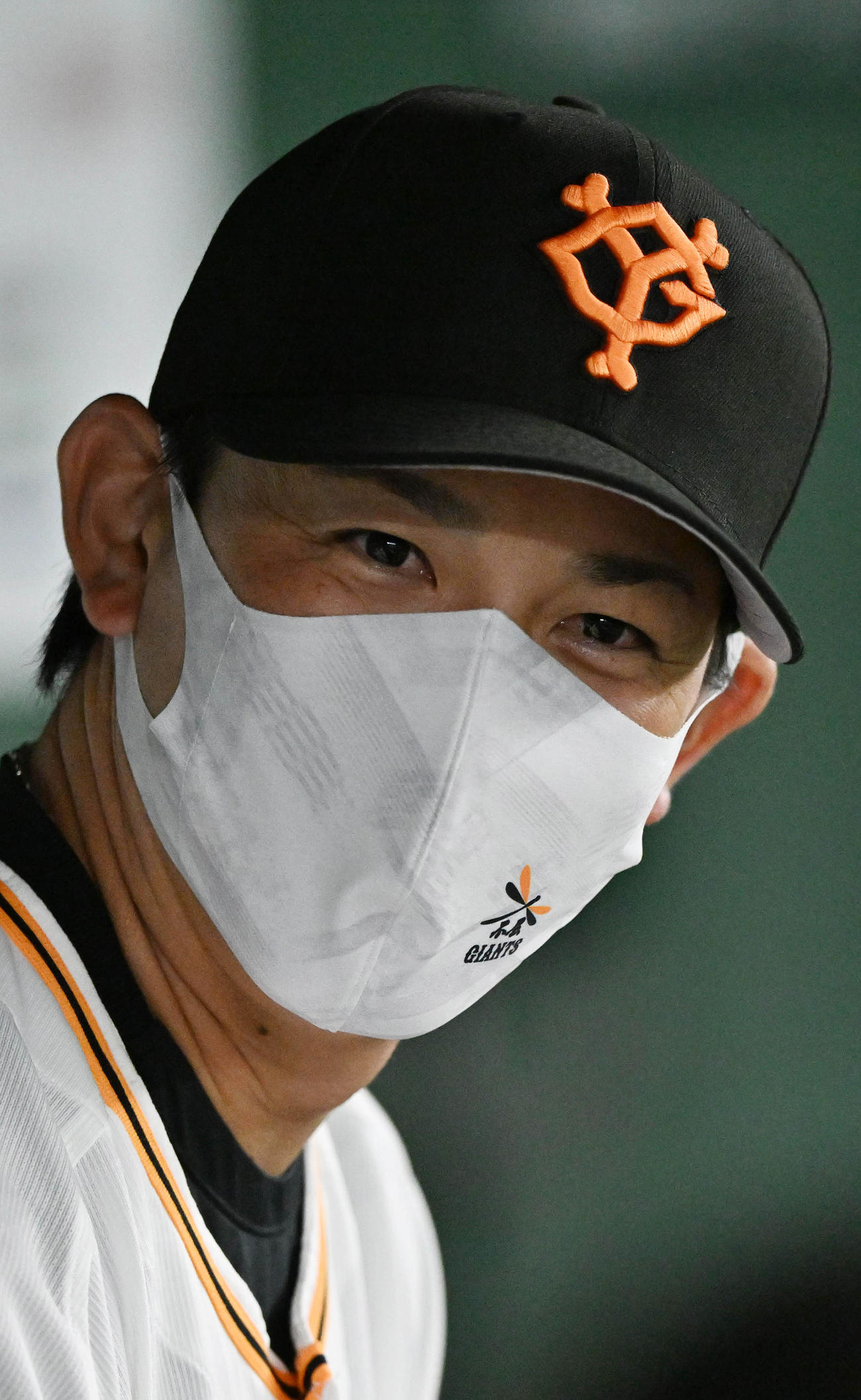 巨人の原辰徳監督発案の新商品「トンボマウスカバー2022」を着用する小林誠司(球団提供)