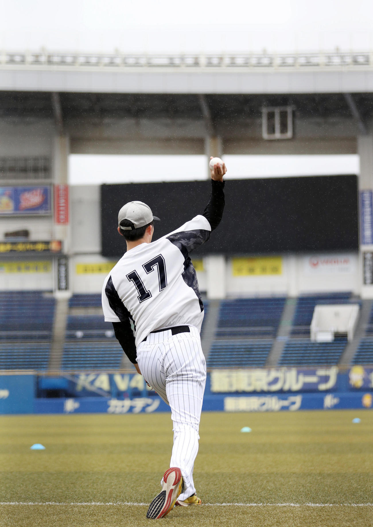 投手練習でキャッチボールをするロッテ佐々木朗（撮影・狩俣裕三）
