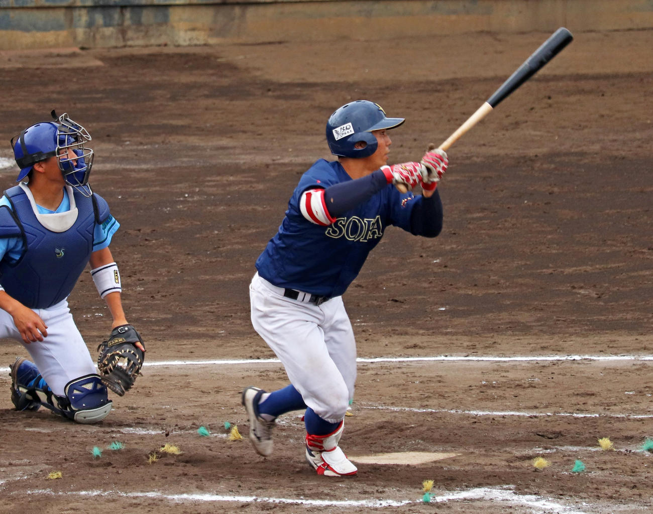 3回表創価大1死二、三塁　左犠飛を放つ門脇誠内野手（撮影・阿部泰斉）