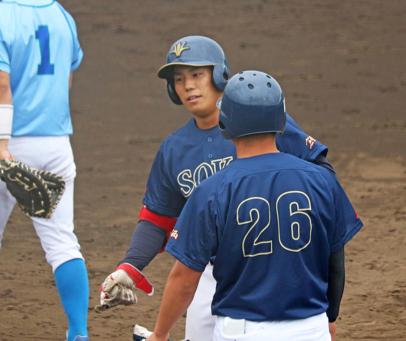 5回表創価大1死二、三塁　右前へ2点適時打を放った門脇誠内野手（撮影・阿部泰斉）