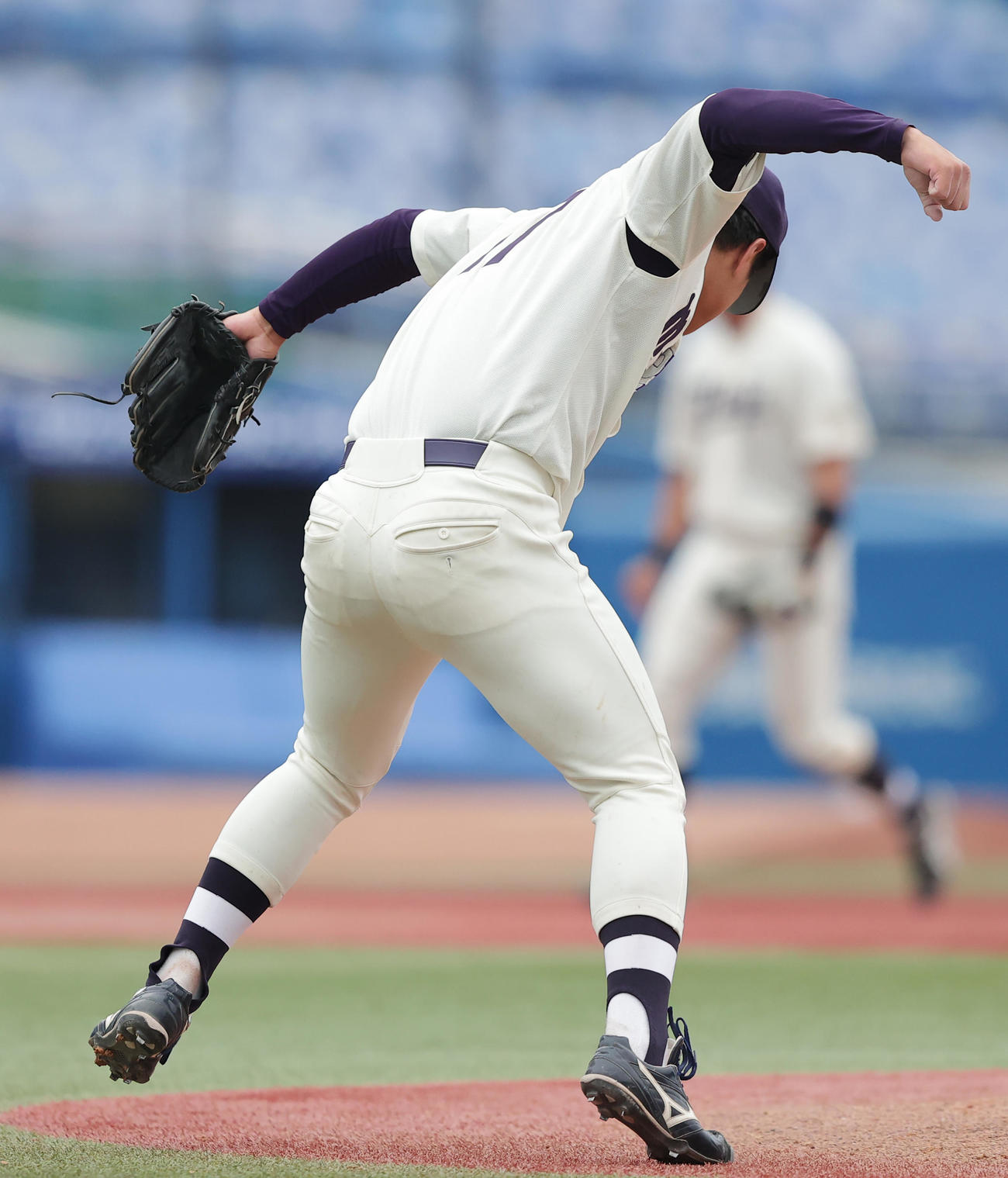 法大対明大　初完封勝利を挙げガッツポーズで喜ぶ明大・蒔田＝2022年5月9日（撮影・野上伸悟）