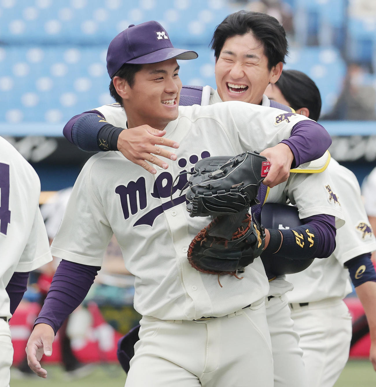法大対明大　初完封勝利を挙げた明大・蒔田は、菅原（後方）らに祝福され笑顔（撮影・野上伸悟）