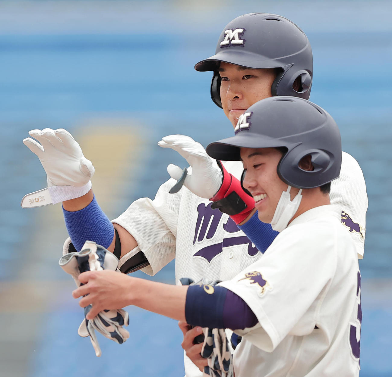 法大対明大　3回裏明大1死満塁、中前先制適時打を放ちベンチに向かってポーズの上田（撮影・野上伸悟）