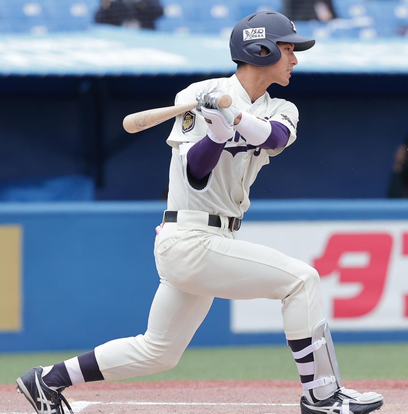 法大対明大　1回裏明大2死、中前打を放つ宗山（撮影・野上伸悟）