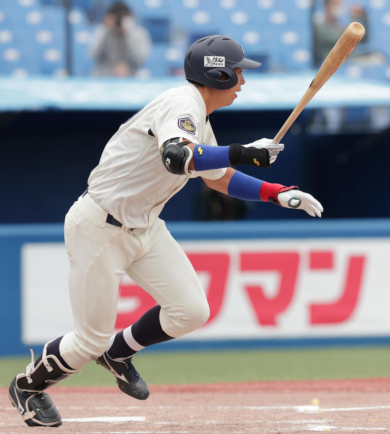 法大対明大　3回裏明大1死満塁、中前先制適時打を放つ上田（撮影・野上伸悟）