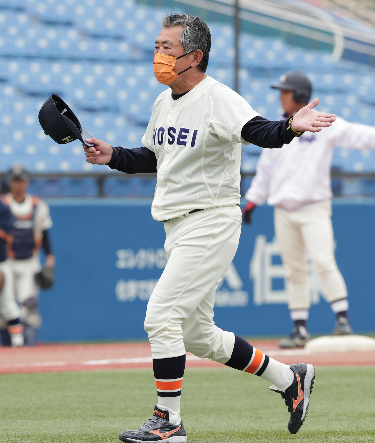 法大対明大　3回裏明大1死二、三塁、宗山への申告敬遠を告げる法大・加藤監督（撮影・野上伸悟）