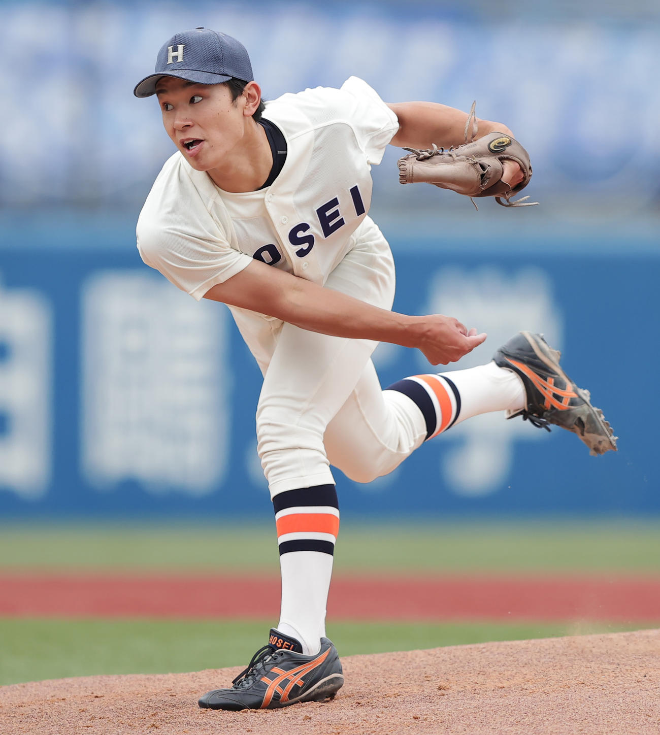法大対明大　力投する法大先発の塙（撮影・野上伸悟）
