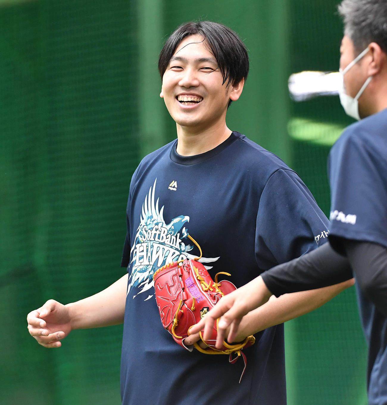 談笑しながら練習を行うソフトバンク石川（撮影・岩下翔太）