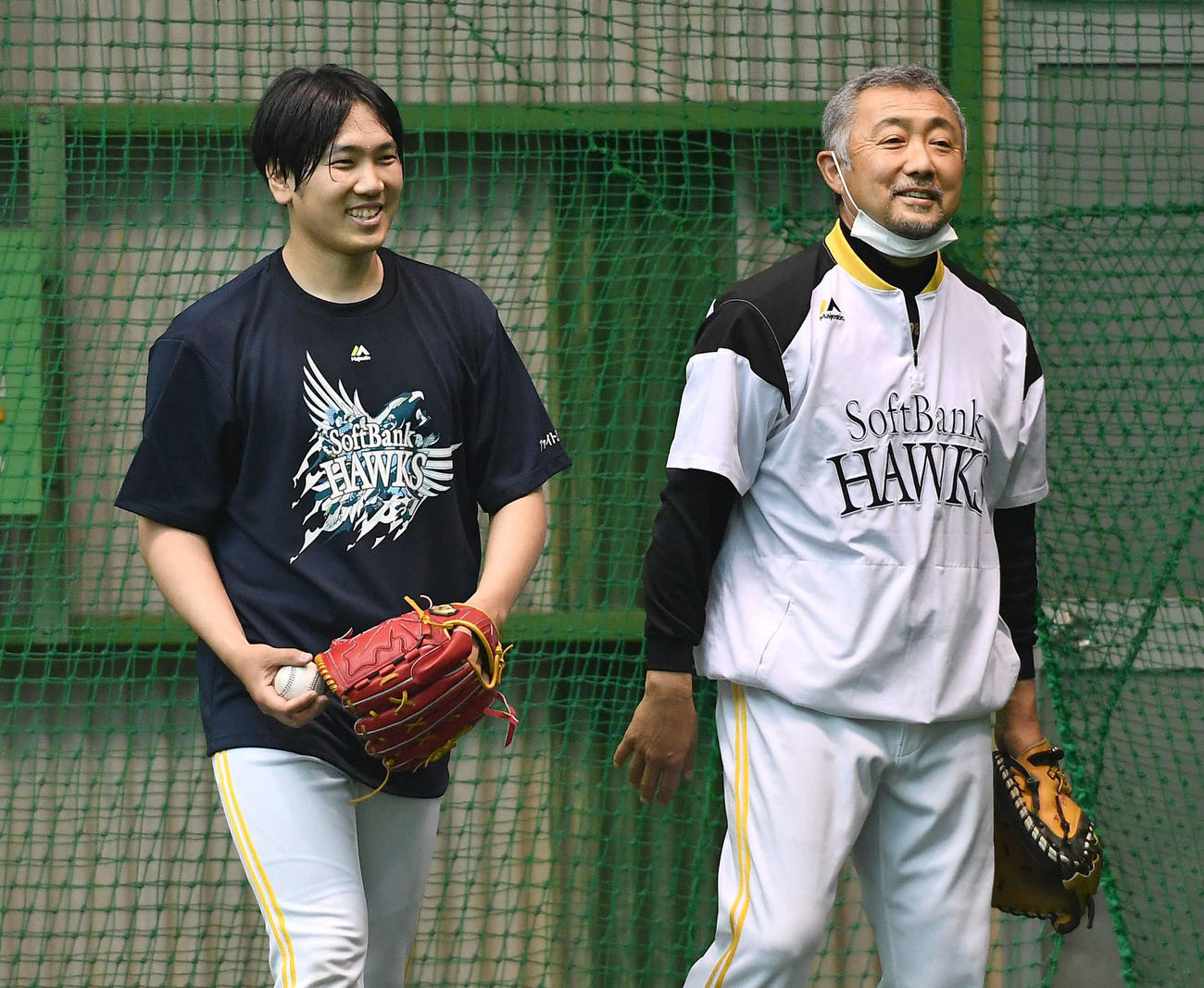 森山コーチ（右）とのキャッチボールを終えて笑顔を見せる石川（撮影・岩下翔太）