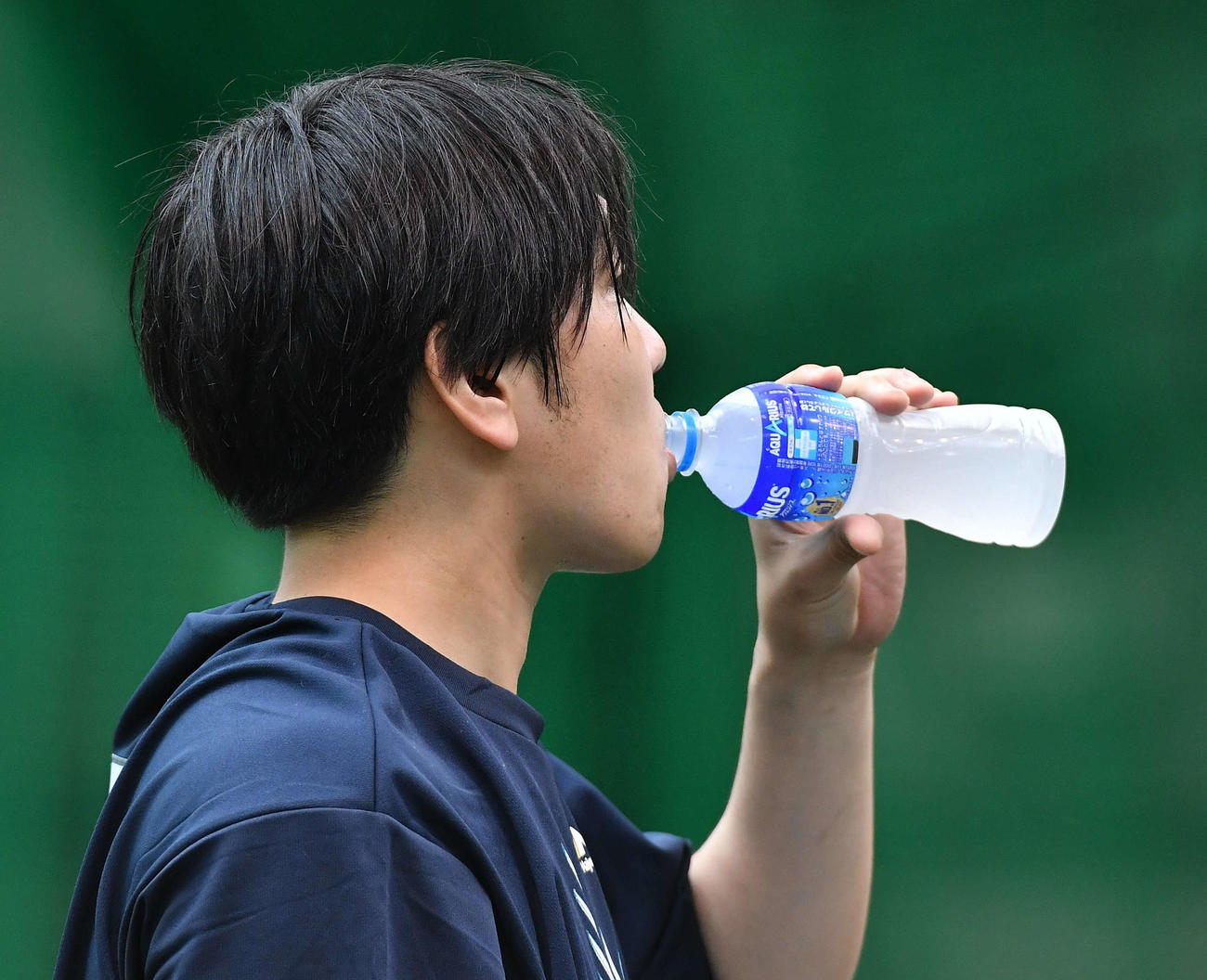 水分補給を行う石川（撮影・岩下翔太）