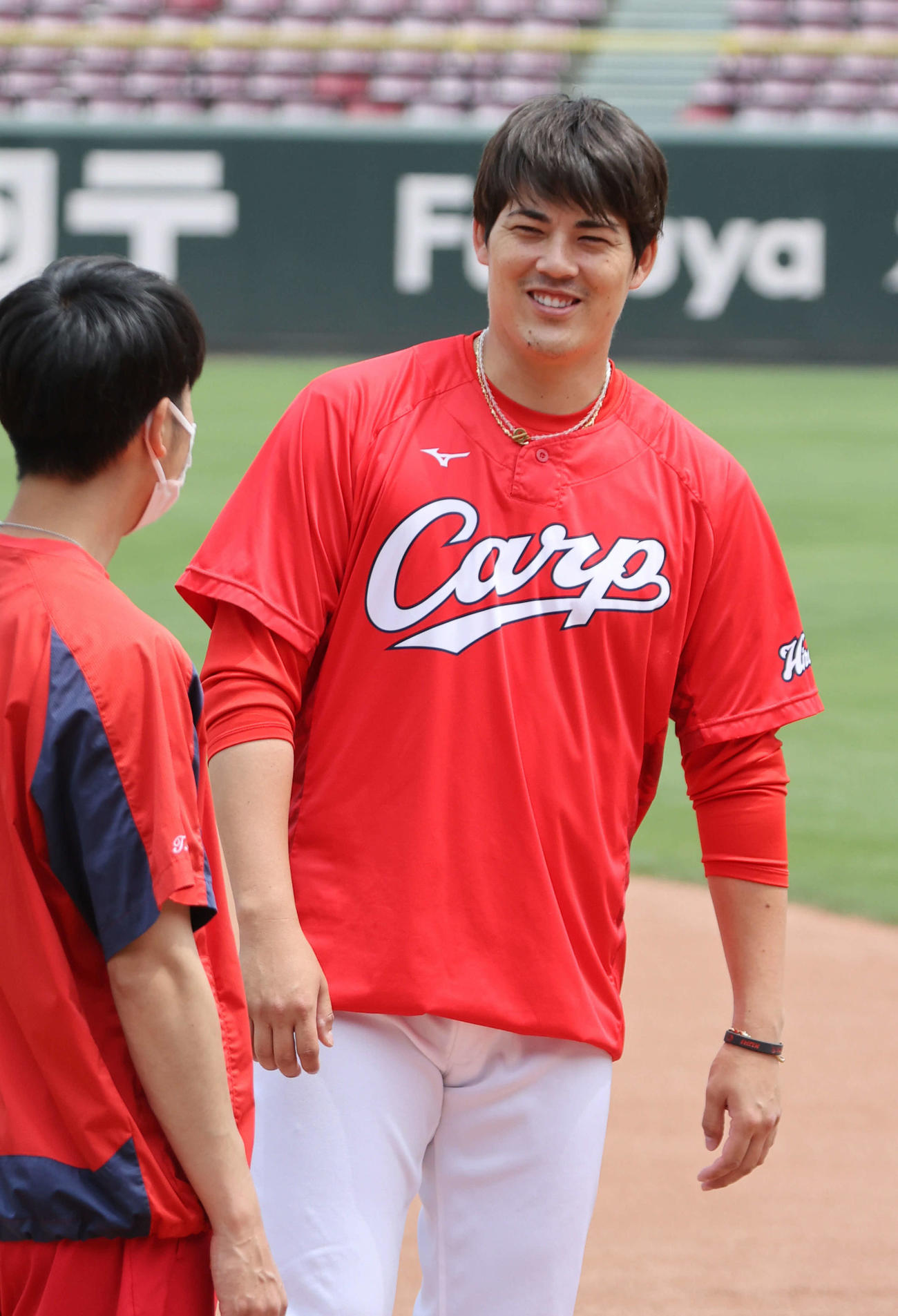 投手指名練習中、笑顔をみせる広島九里（撮影・加藤孝規）