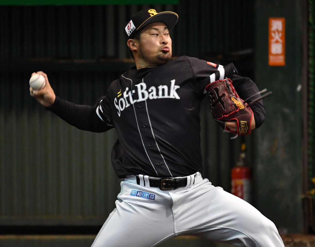 ブルペンで投げ込む森唯斗（2022年2月13日撮影）