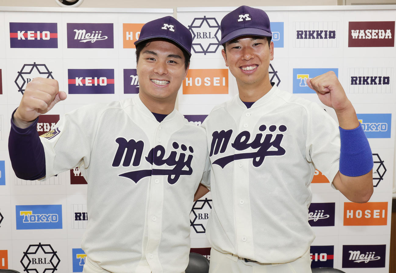 法大対明大　初完封勝利の明大・蒔田（左）と決勝打の上田は笑顔でガッツポーズ（撮影・野上伸悟）