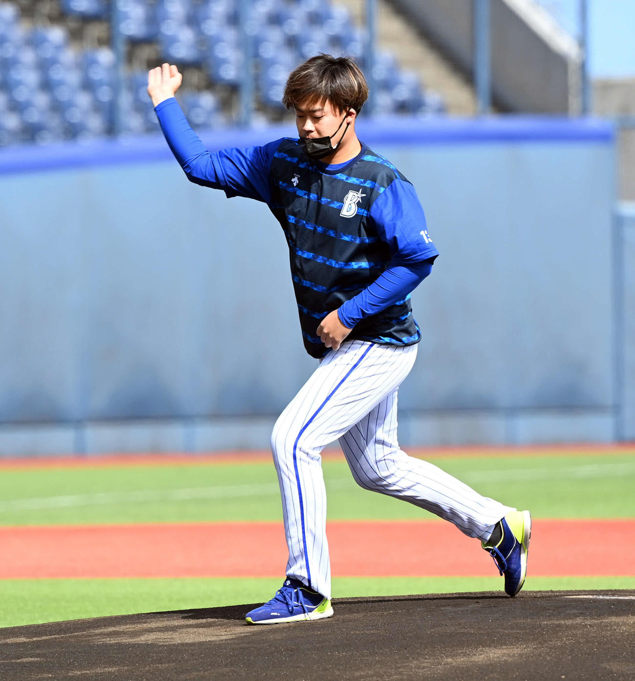 マウンドを試すDeNA伊勢（撮影・たえ見朱実）