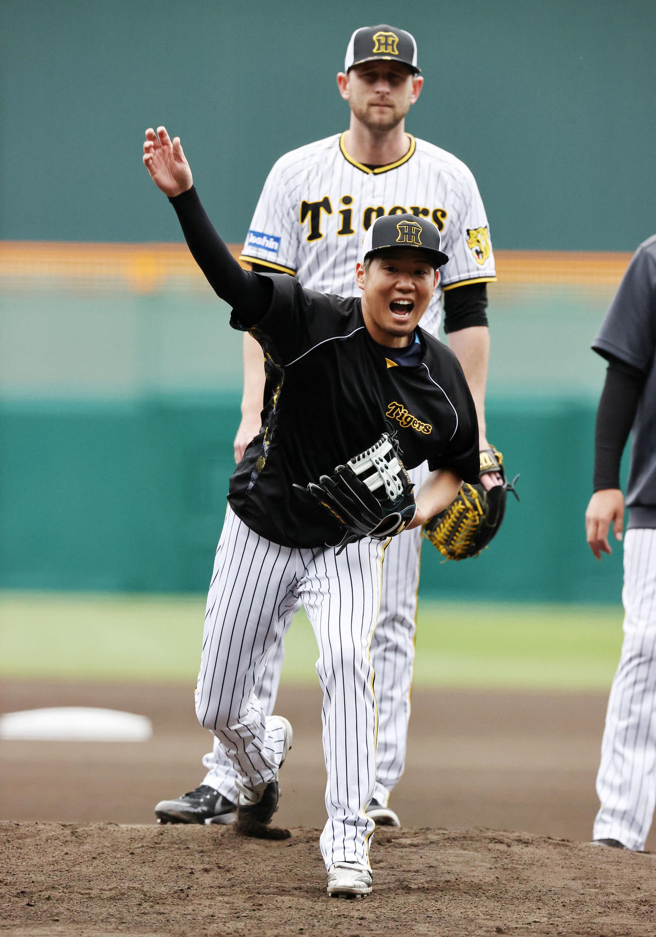 ノックを受ける西勇。後方はガンケル（撮影・加藤哉）