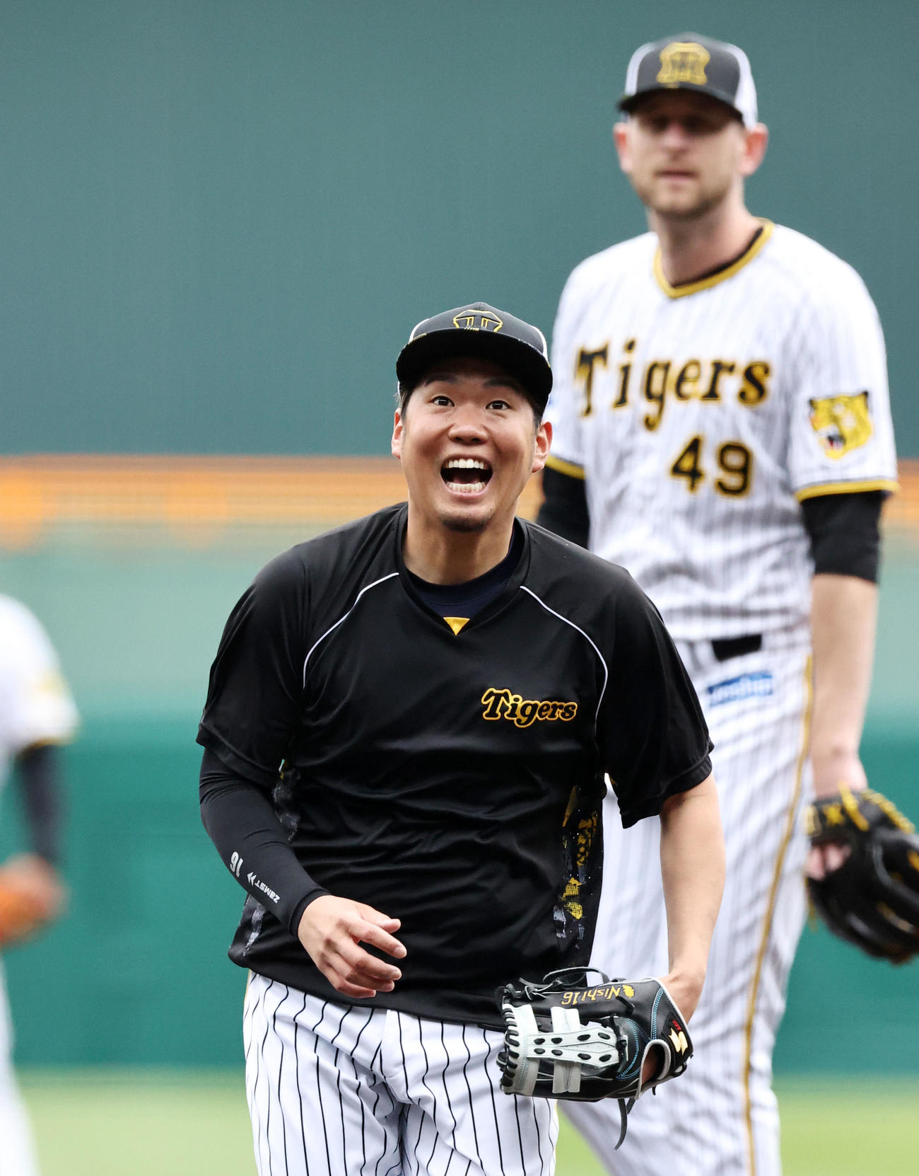 明るい表情でゴロの捕球練習を行う西勇。右はガンケル（撮影・加藤哉）
