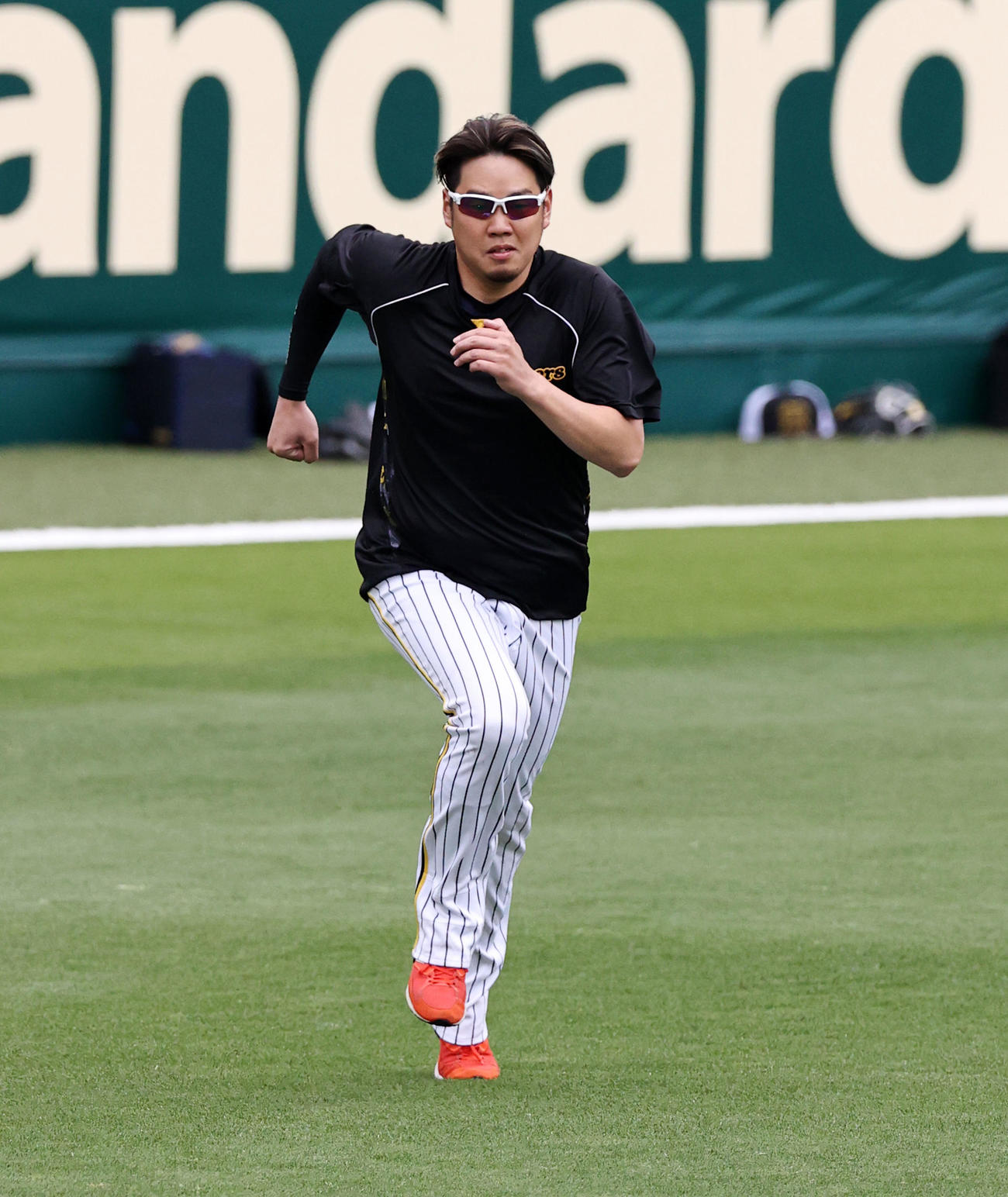 外野をダッシュする西勇（撮影・加藤哉）
