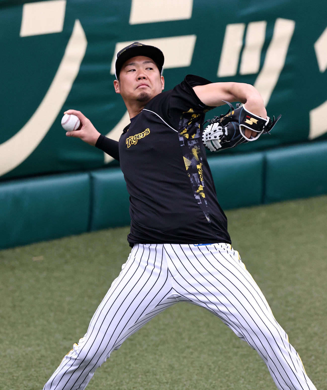 キャッチボールする西勇（撮影・加藤哉）