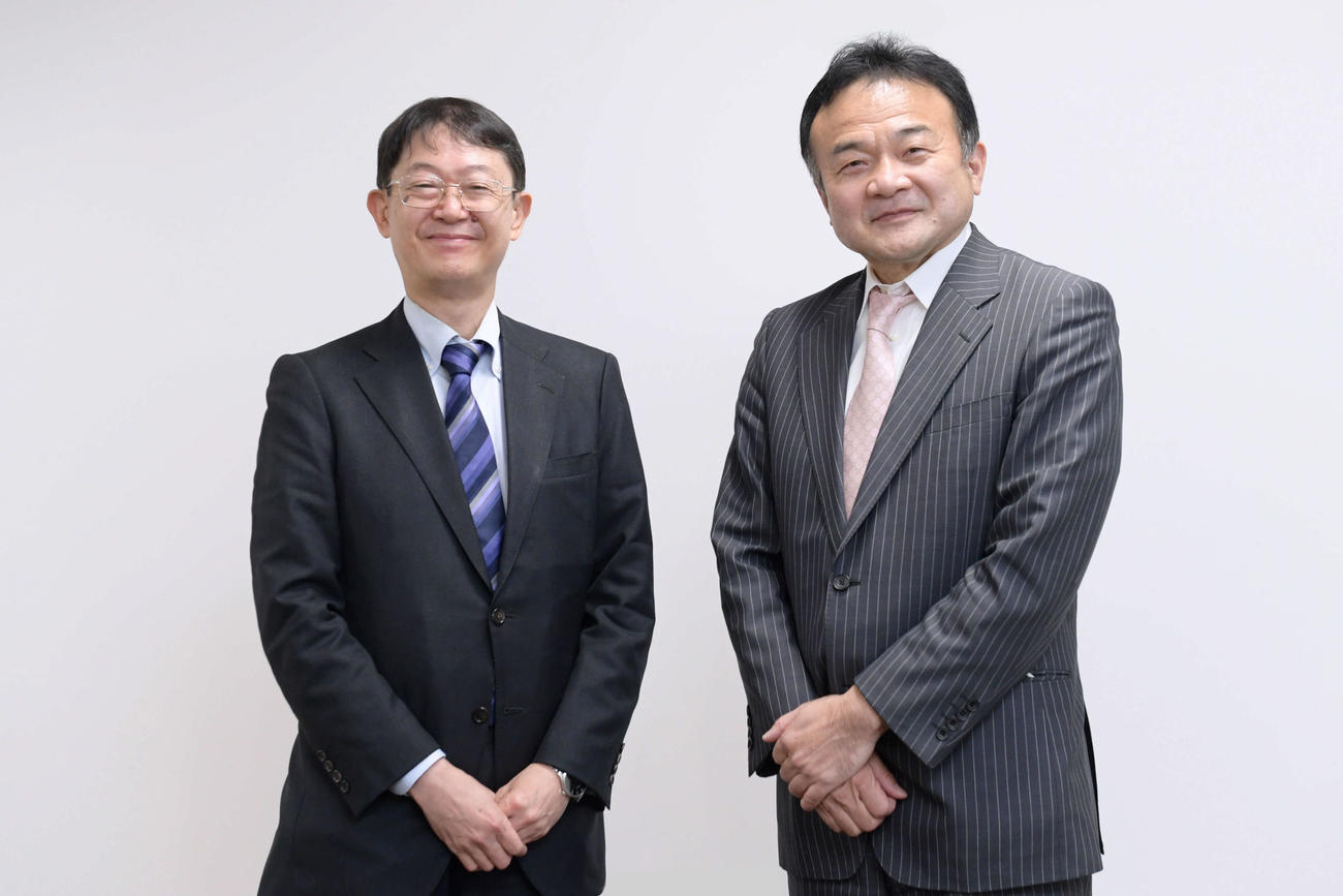 東大・四柳教授（左）と寺尾記者（撮影・滝沢美穂子）