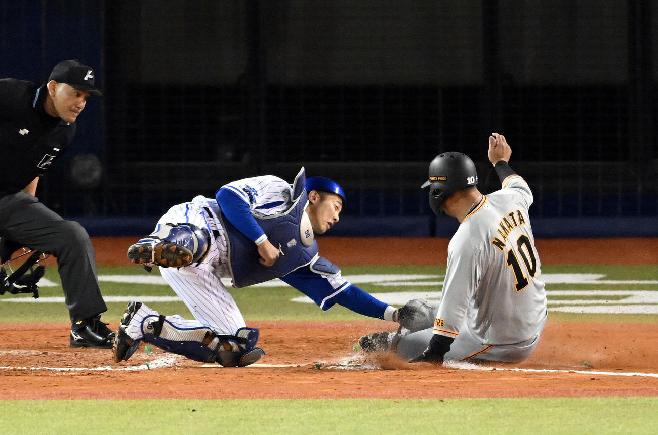 DeNA対巨人　7回表巨人2死一塁、中田は大城の二塁打から生還を狙うもアウトとなる。捕手山本（撮影・滝沢徹郎）