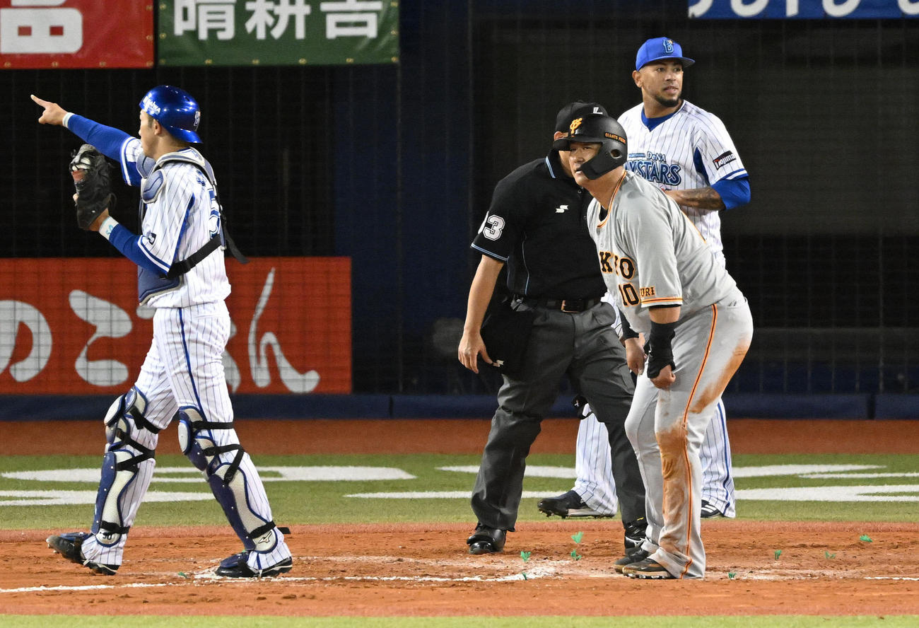 DeNA対巨人　7回表巨人2死一塁、中田（右手前）は大城の二塁打から生還を狙うもアウトとなる。捕手山本。右奥はロメロ（撮影・滝沢徹郎）