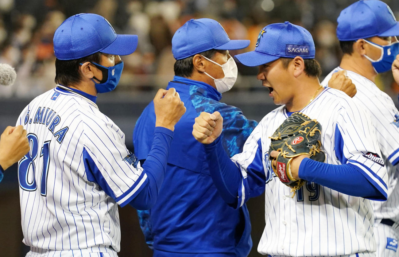 DeNA対巨人　巨人に勝利しタッチを交わすDeNA三浦監督（左）と山崎（撮影・横山健太）