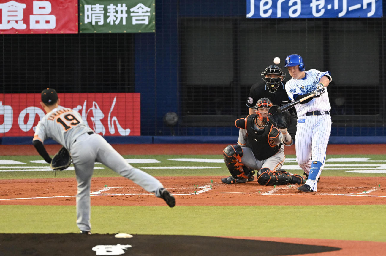 DeNA対巨人　1回裏DeNA無死満塁、牧は左犠飛を放つ。投手山崎伊（撮影・滝沢徹郎）