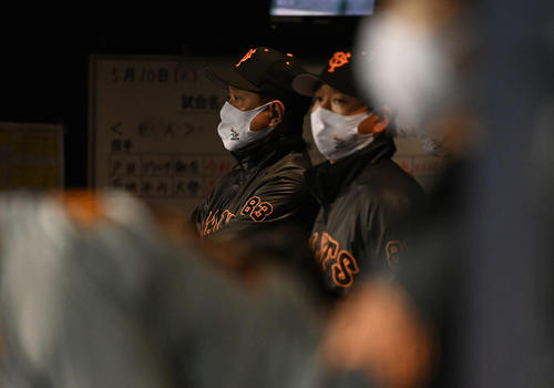 DeNA対巨人 ベンチで厳しい表情を浮かべる巨人原監督(撮影・たえ見朱実)